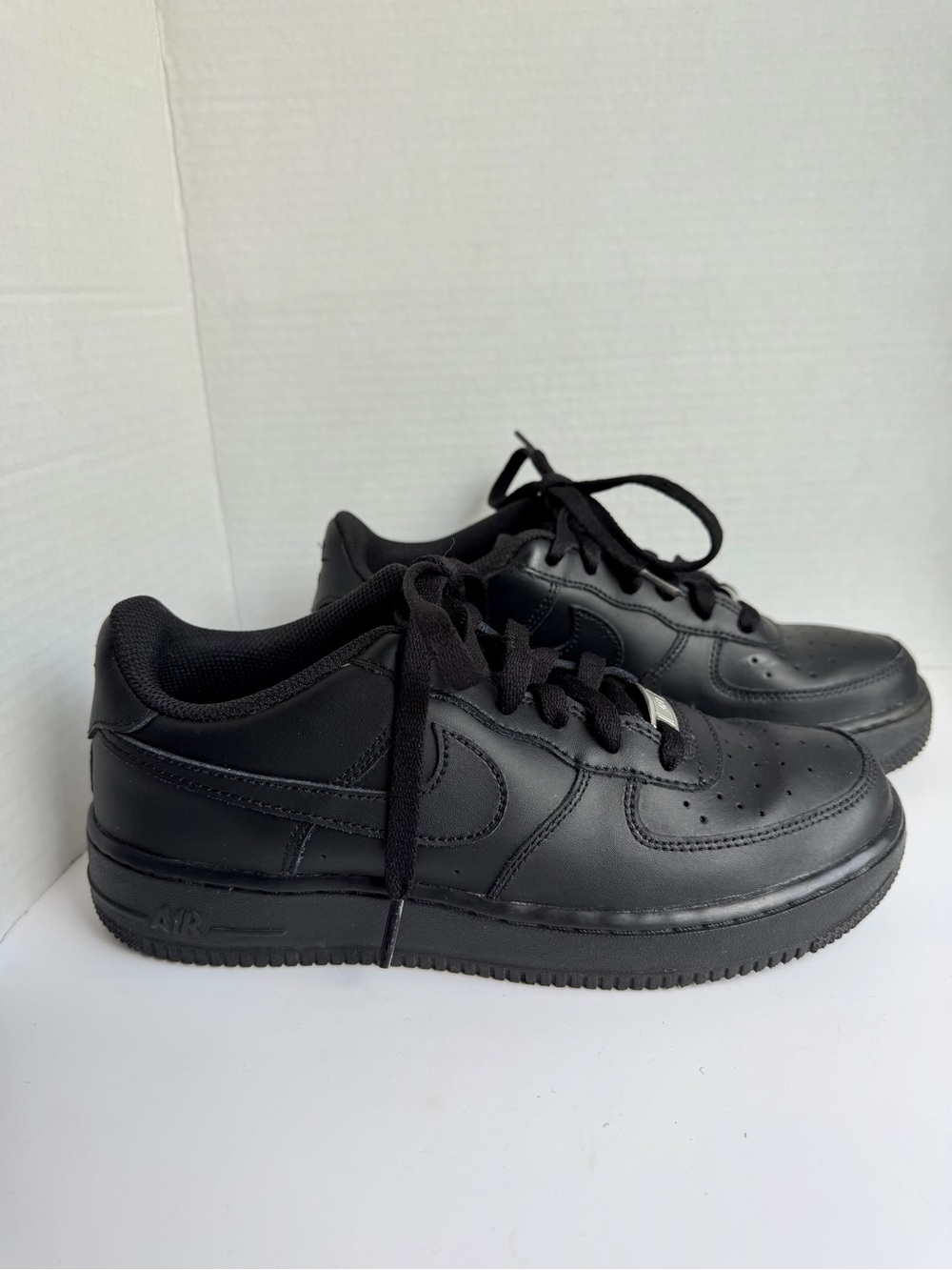 Nike Air Force 1 LE “82” DH2920 001 Low GS Triple Black Youth Sneakers 6.5Y W8
